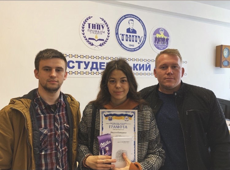 Катерина Магула на врученні грамоти з головою студентського уряду - Боднаром М. і головою профкому студентів - Піговським М.